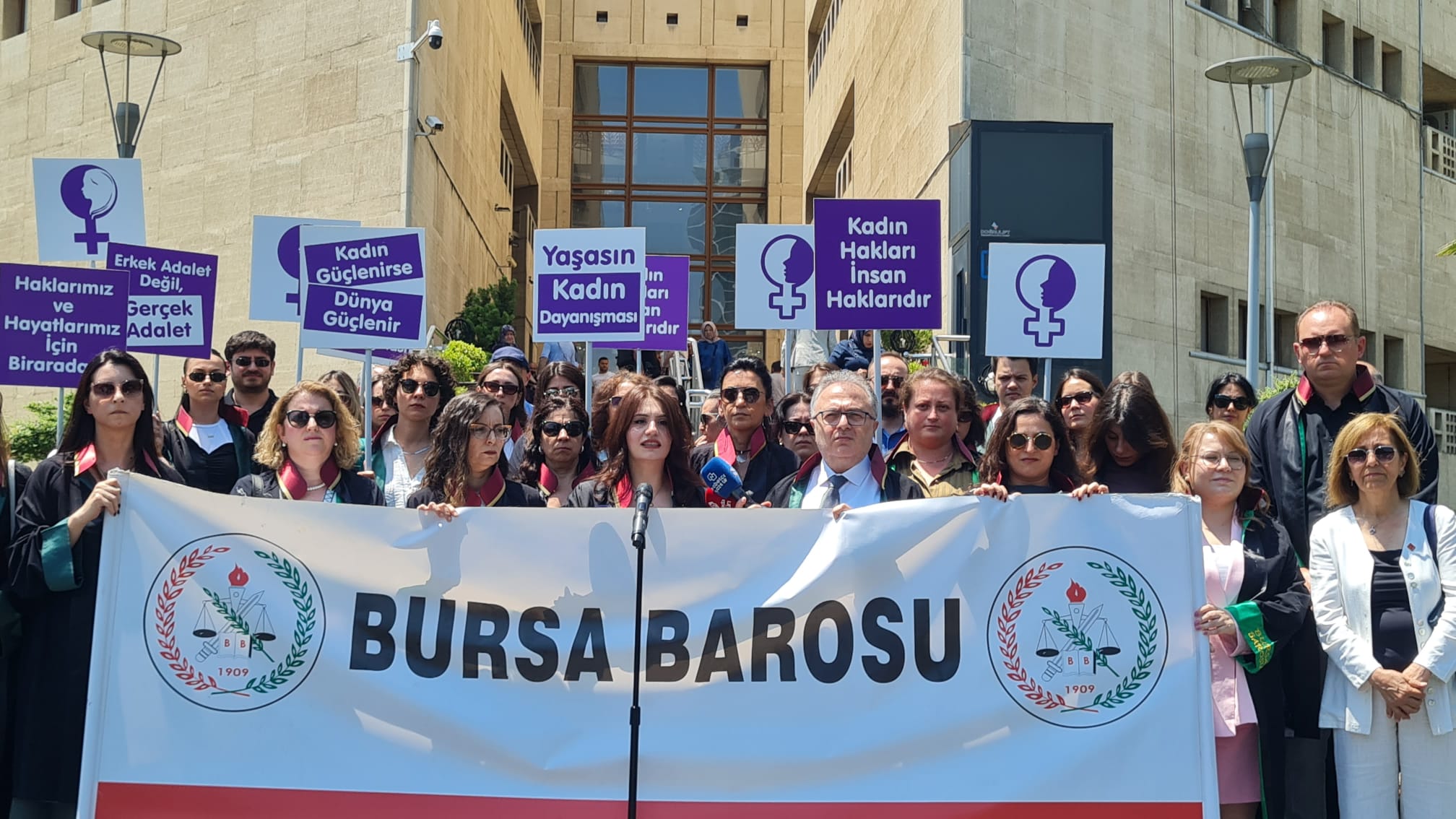 Kadınların haklarını budayan değil, kadınları yaşatan bir hukuk ve bir kamu politikası talep ediyoruz.